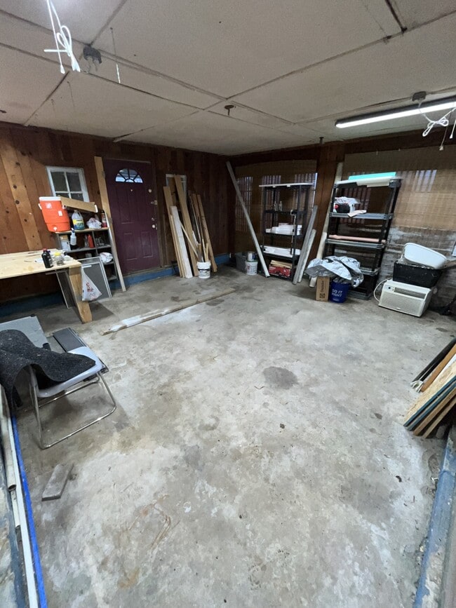 Building Photo - 1910 Hst W 10th St