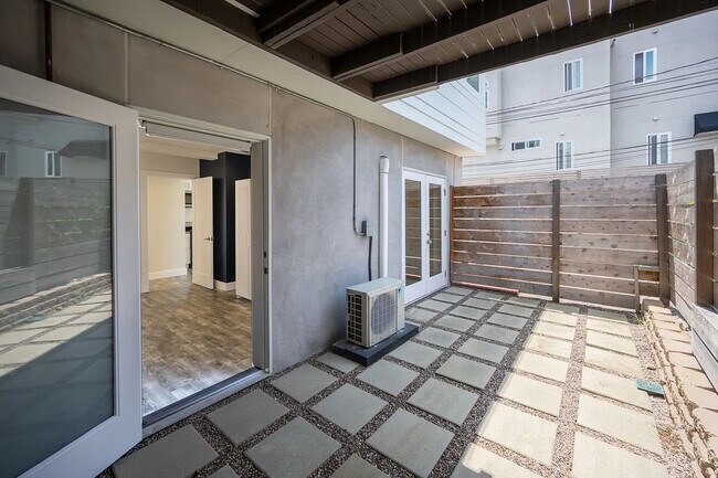 Building Photo - Charming 1-Bed La Jolla Residence with In-Unit Laundry, Carport Parking, and All Utilities Included