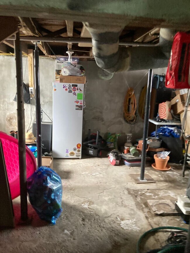 Building Photo - 3 Bed 1 Bath Colonial