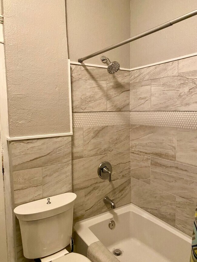 Building Photo - 2 bedroom