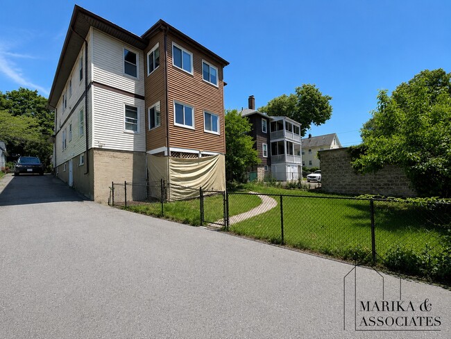 Building Photo - 576 Lagrange St