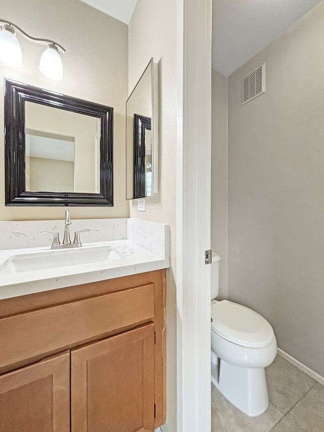 Building Photo - Beautiful 2 Bedroom, 2.5 Bath Condo in Eas...