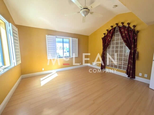 Building Photo - 511 Calle Roca