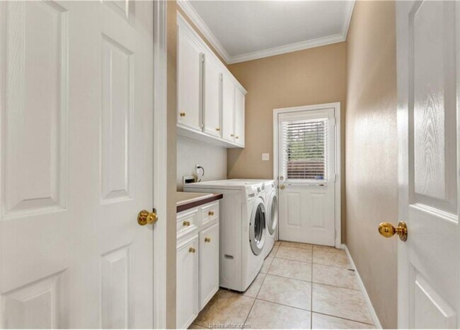 Building Photo - 4601 Valleybrook Cir