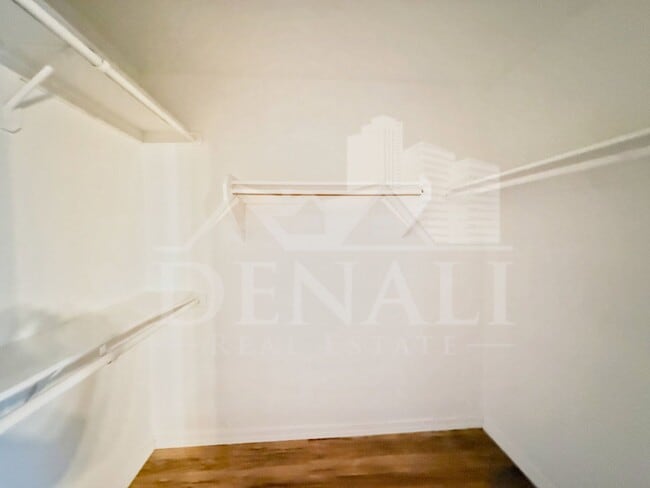 Building Photo - 5061 W Glenview Pl