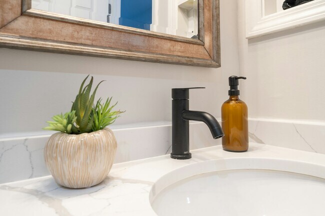 Building Photo - 20 Finch Trl NE