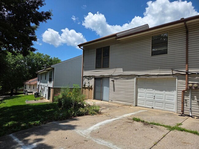 Building Photo - Gorgeous 2 Bedroom, 1.5 Bath in Independence!