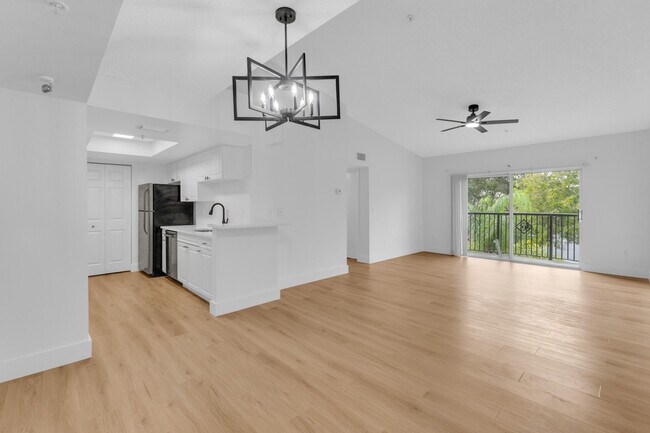 Building Photo - 400 Crestwood Ct N