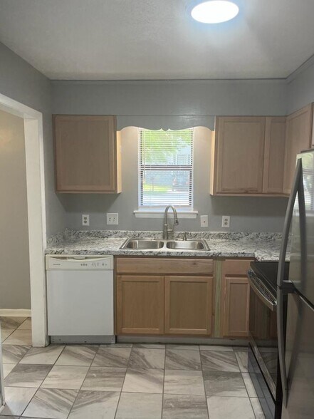 Building Photo - 738 Hedgelawn Way