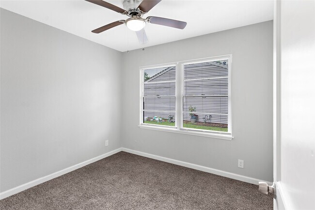 Building Photo - 1104 Southampton Dr