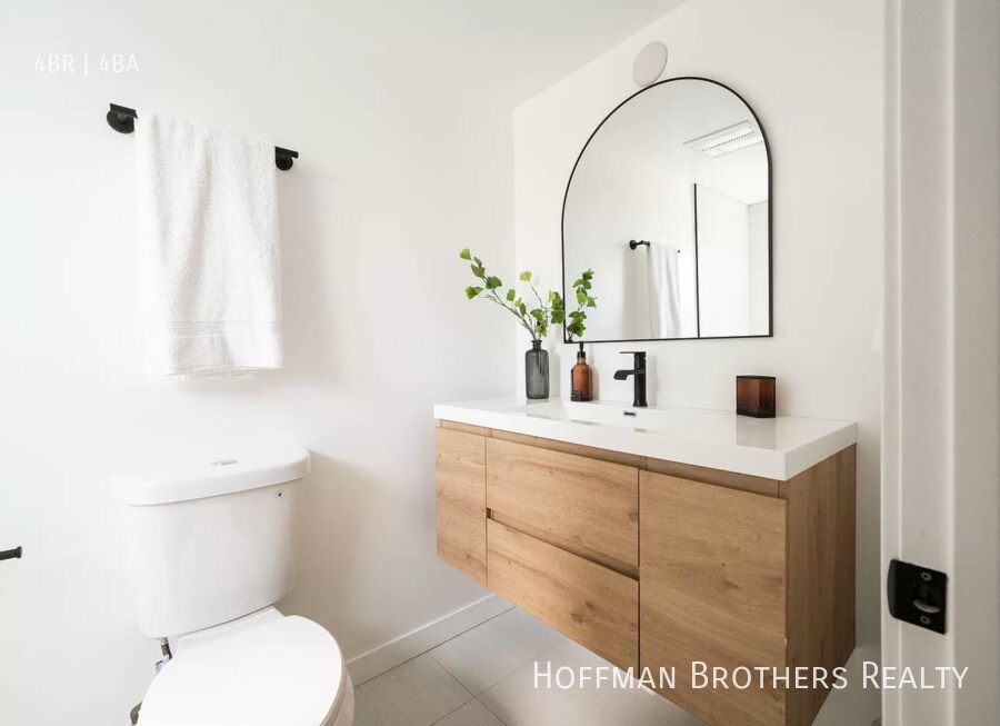 Building Photo - 2683 Roseview Ave