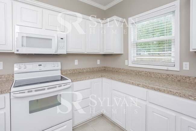 Building Photo - Charming 3 BR, 2.5 BA home awaits new residents