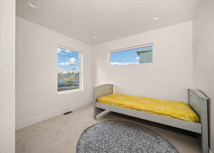 Building Photo - 3201 E 30th Ave