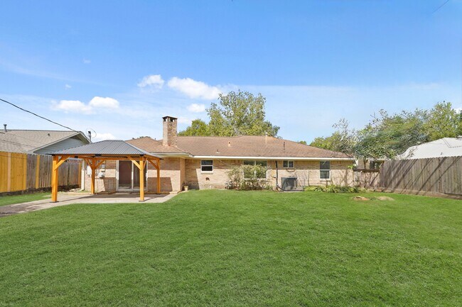 Building Photo - 5451 Redstart St