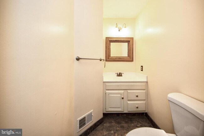 Building Photo - 210 King Johns Ct