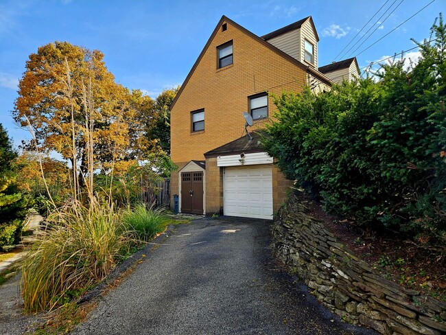 Building Photo - Charming 3-Bedroom Home with Garage, Fence...