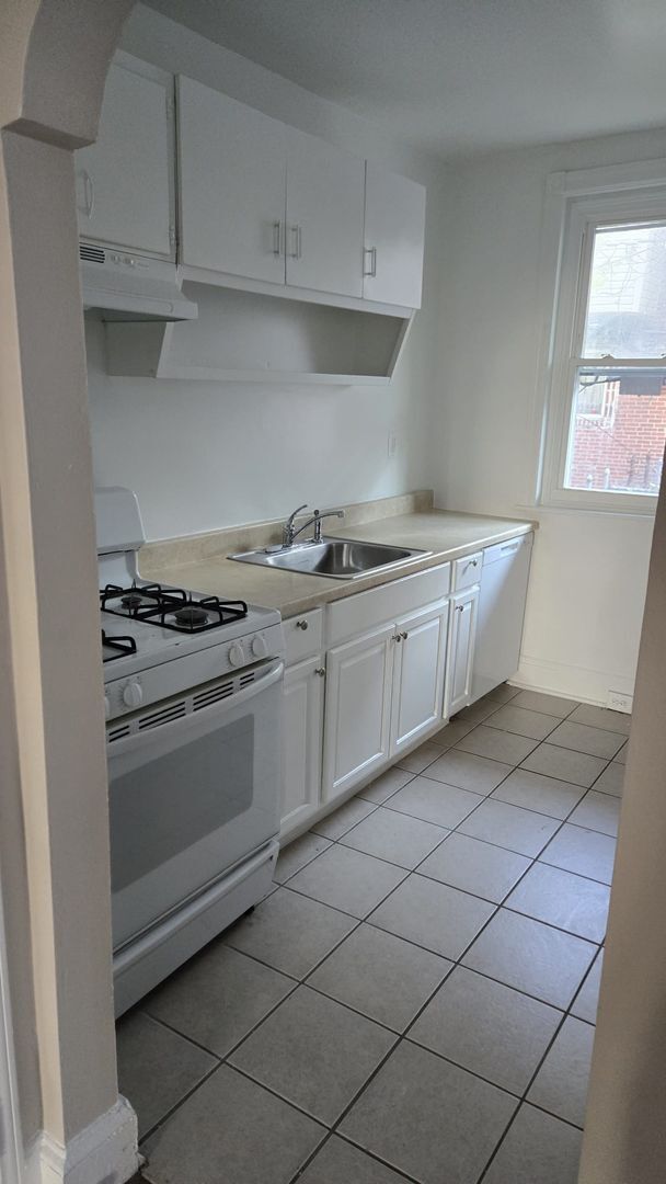 Building Photo - Beautiful West Philadelphia Porch Front