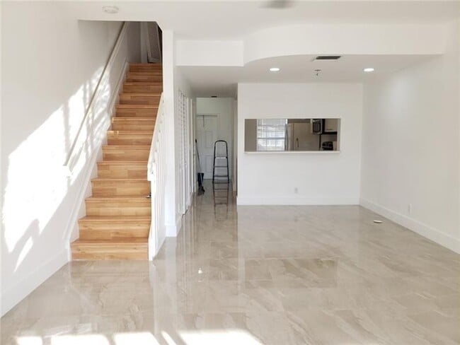 Building Photo - 4963 SW 31st Ave