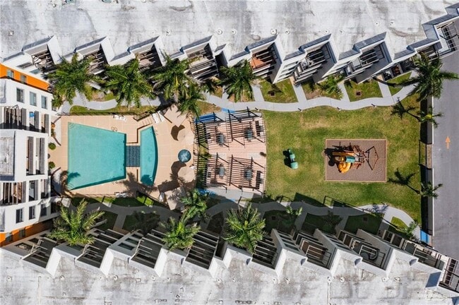 Building Photo - 26 Travis St