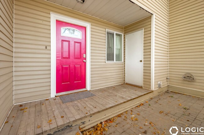 Building Photo - Stunning Townhome in Amazing Location!!