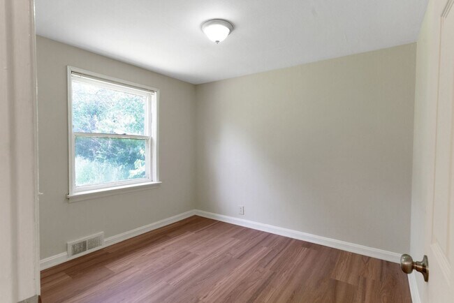 Building Photo - 8135 Bloom Dr