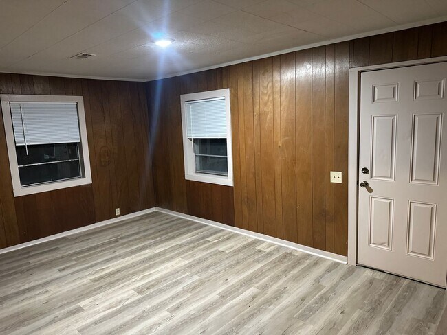 Building Photo - Available Now! 3-Bed, 1-Bath Central Springdale Home with Fenced-In Yard