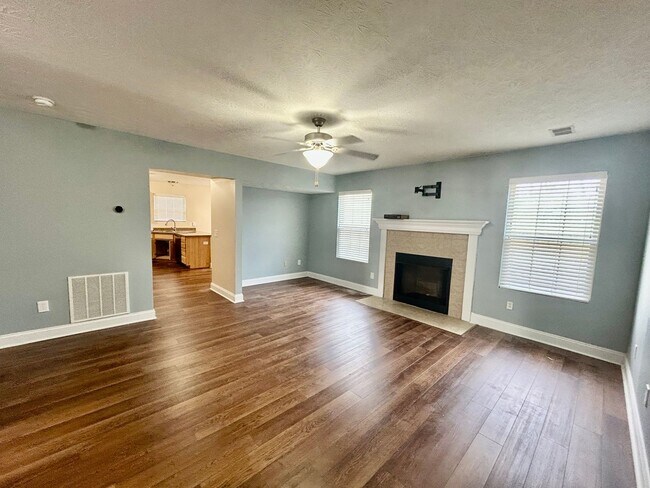Building Photo - Large 4 Bed, 2.5 bath in Lexington!