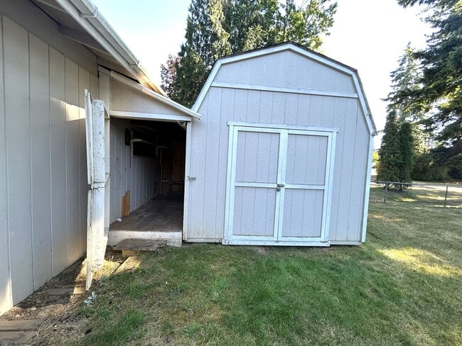 Building Photo - 2 bedroom 2 bath with large front & back y...
