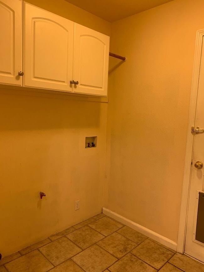 Building Photo - Updated 3 bedroom 2 bathroom close to Meri...
