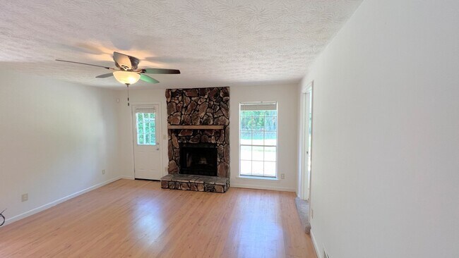 Building Photo - Lovely 3-Bedroom
