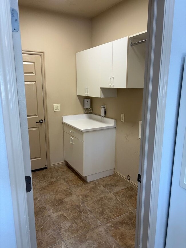 Building Photo - St. George Oasis