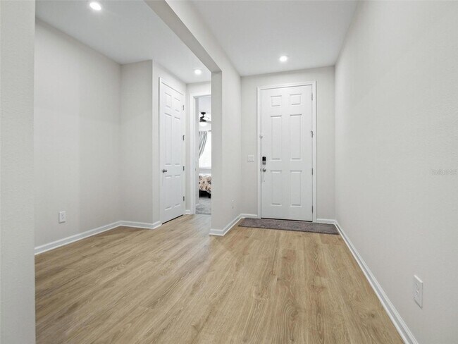 Building Photo - 73 Moana Ct N