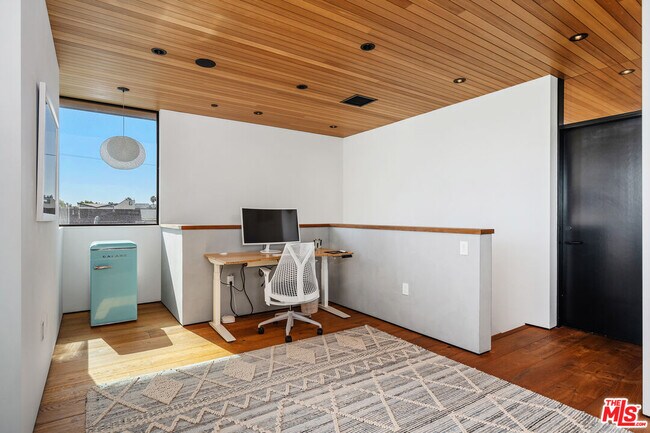 Building Photo - 303 Windward Ave