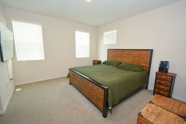 Building Photo - 3BED/4BATH Townhome in Oxnard