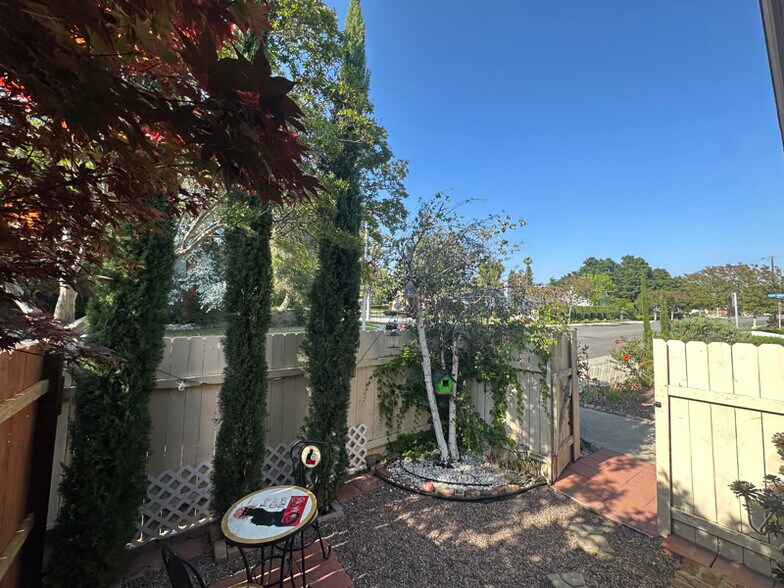 Building Photo - 457 N Vista Bonita Ave