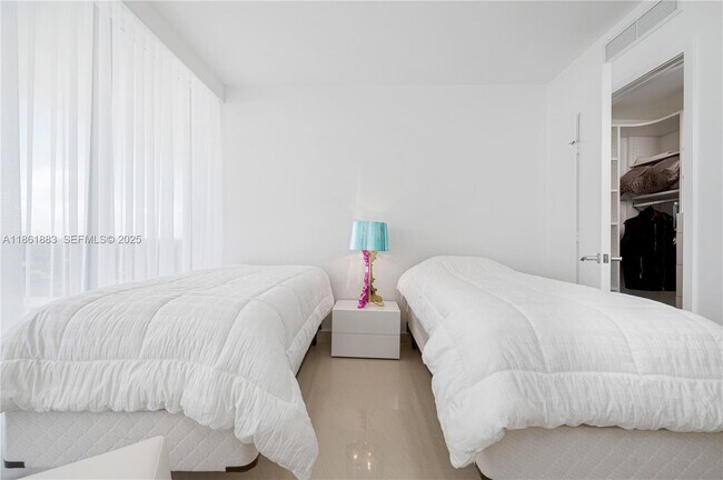 Building Photo - 5875 Collins Ave