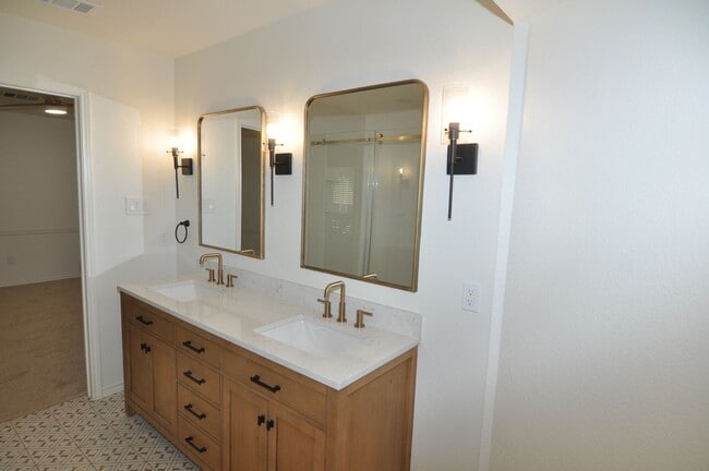 Building Photo - 3 Cimarron Dr