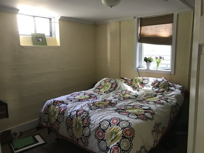 Building Photo - Charming Two Bedroom Garden Level Apartment