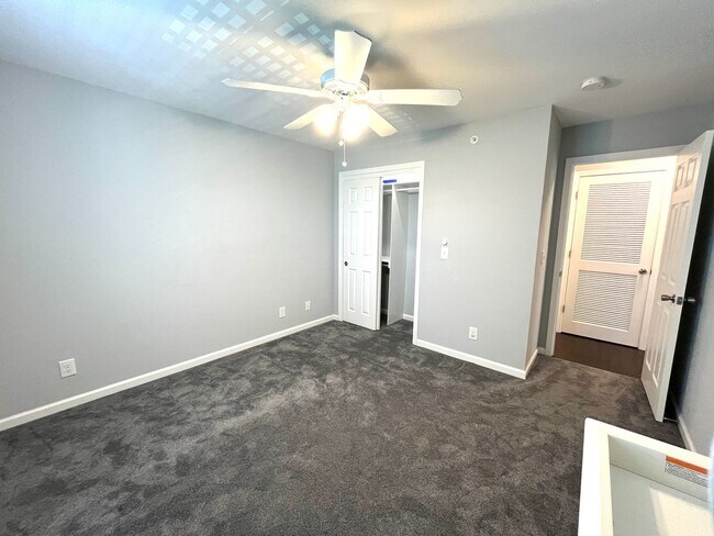 Building Photo - ONE MONTH FREE with a sixteen-month lease. Two Bedroom, Furnished Condo in Windsor Green in Carol...