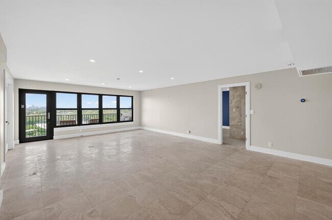 Building Photo - 3200 Port Royale Dr N