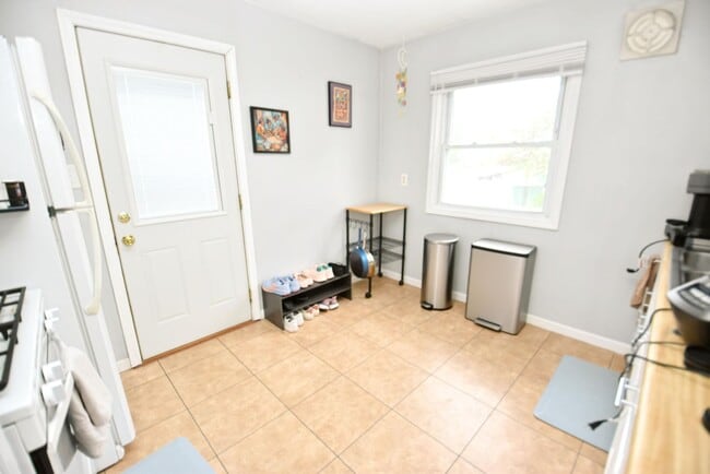 Building Photo - Fully furnished home, 3 bedroom 2 full baths