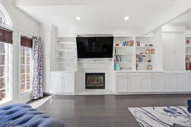 Building Photo - 11 Rosewood Ln