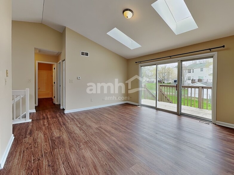 Building Photo - 4609 Vista Dr