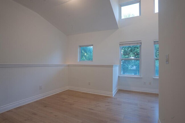 Building Photo - 2208 E 9th St