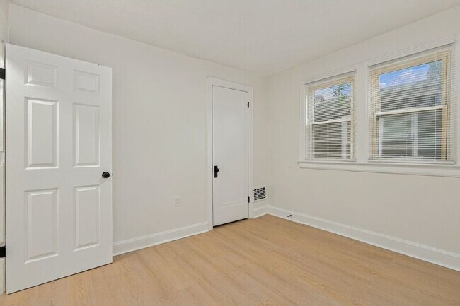 Building Photo - 397 Catherine St