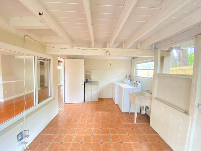Building Photo - 3/2 single family home minutes from Lake E...