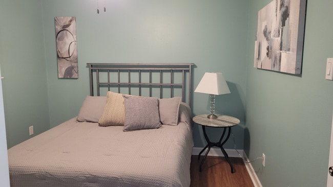 Building Photo - 1212 N Starrett Rd