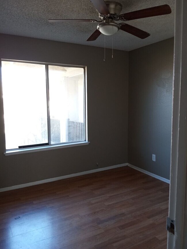 Building Photo - Lovely 4 bedroom