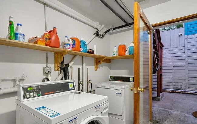 Building Photo - "Charming 1-Bedroom Sanctuary with 2 Full Baths in the Heart of San Francisco!"