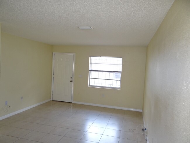 Building Photo - Super Clean 2 bedroom 1 bath